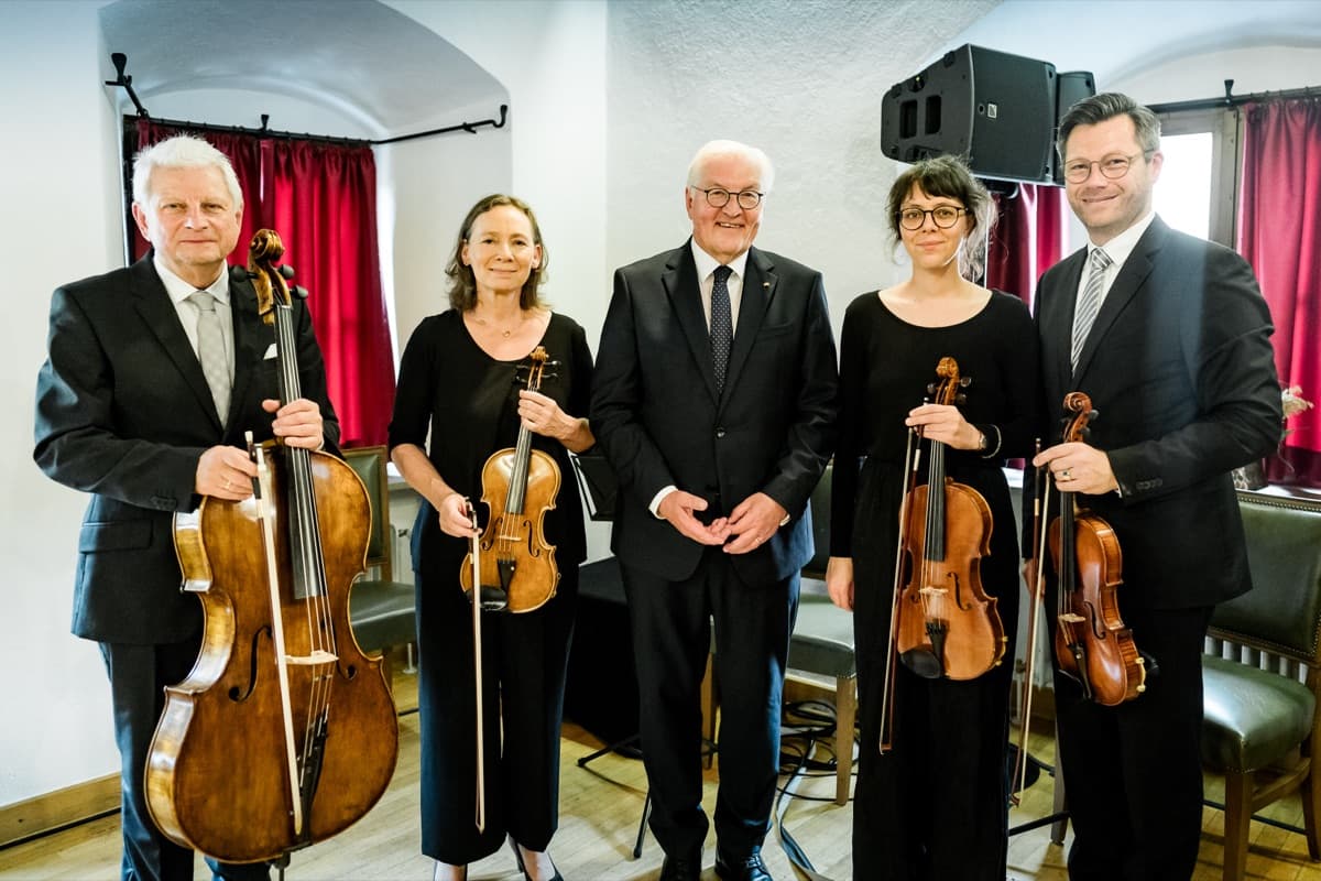 Musik ist seit meiner Kindheit ein fester Bestandteil meines Lebens. Gemeinsam mit meinen Eltern unterrichte ich als freiberuflicher Musiklehrer.